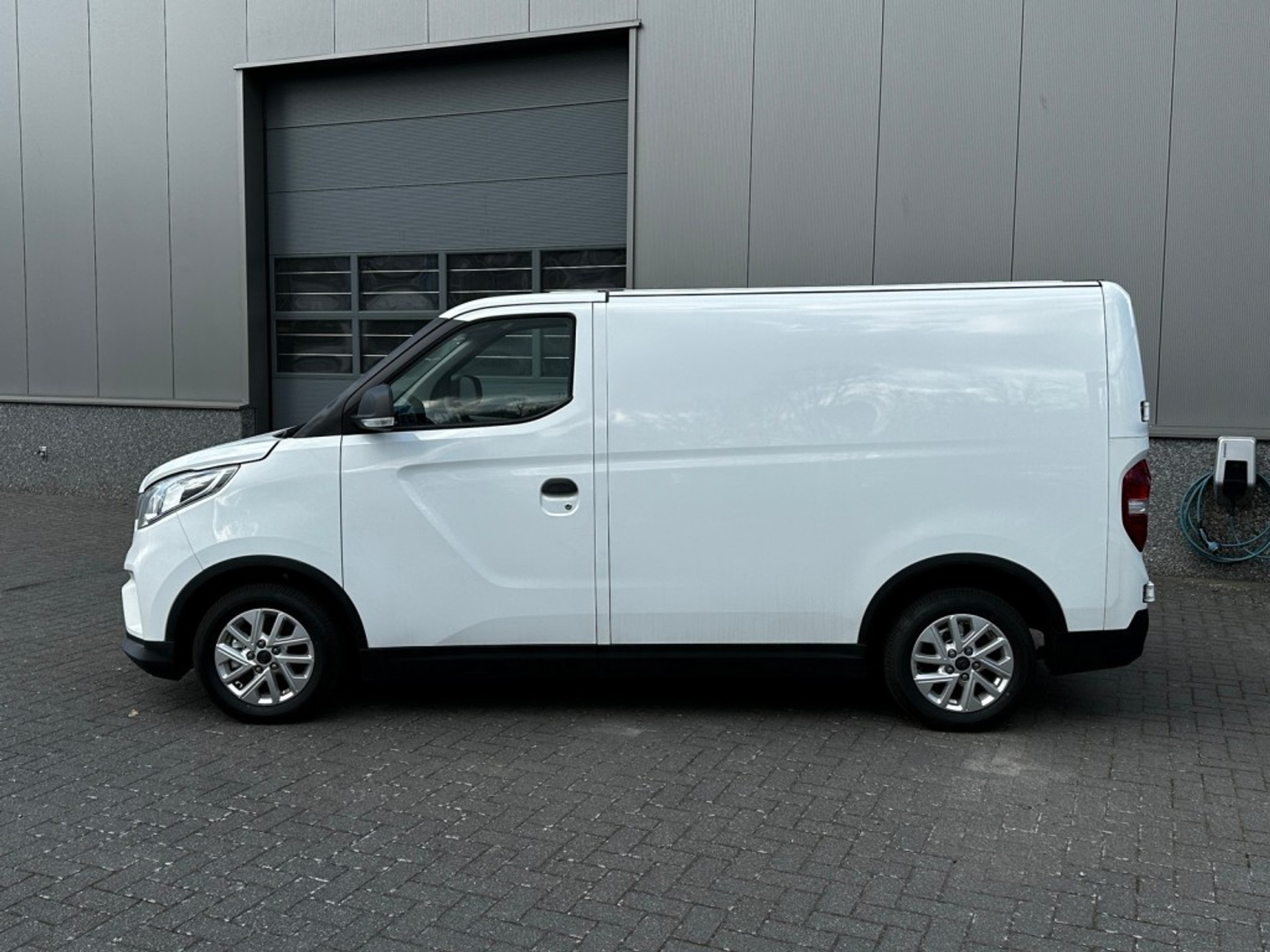44379952-5.jpg